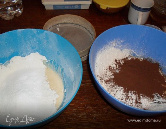 В одну миску добавляем муку и разрыхлитель.В другую муку,разрыхлитель и какао.Сначала венчиком делаем белое тесто,потом тёмное.