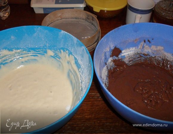 Протвинь накрыть бумагой для выпечки.Ложкой выкладываем рисунок нашей зебры в шахматном порядке,потом ещё один слой.На тёмное тесто кладём белое и на белое тёмное.