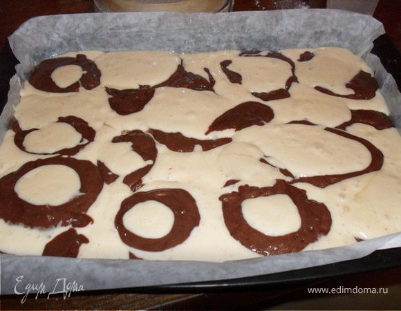 Выравниваем,чтоб по всему протвиню был одинаковый слой теста.Тесто консистенции густой сметаны,как на оладушки.