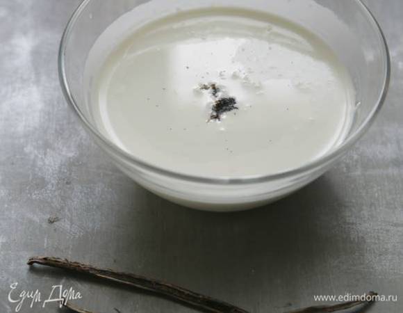 Стручок ванили разрезать вдоль острым ножом, вынуть семена и опустить их в сливки.