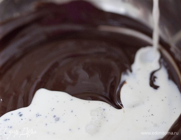 Влить сливки с ванилью в растопленный шоколад.
