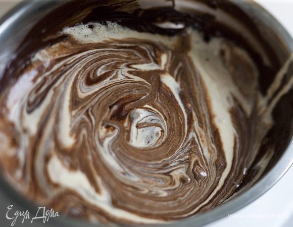 Желтки взбить с сахаром, ввести в шоколадно-сливочную массу и перемешать.