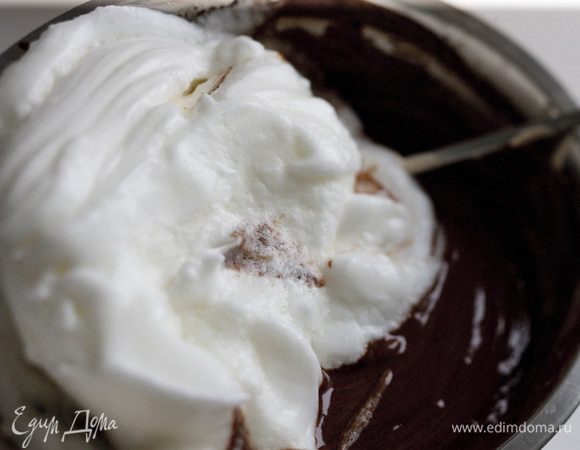 Соединить белки с шоколадной массой и еще раз перемешать.