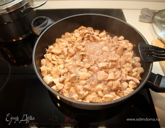 Нарежьте мелкими кусочками и обжарьте куриную грудку. Добавьте специи по вкусу. Тушите под крышкой 10–15 минут.