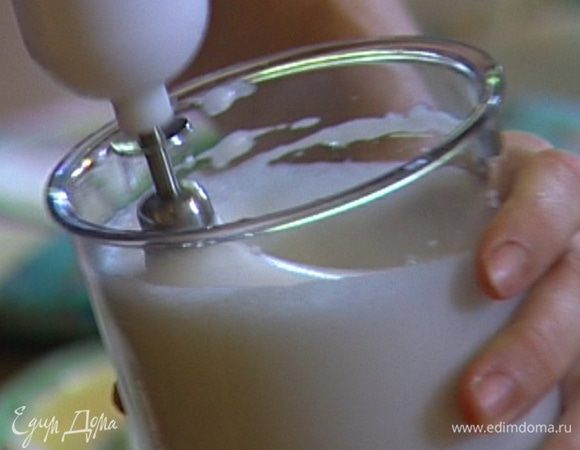 Предварительно охлажденный белок взбивать миксером со щепоткой соли, пока не получится крепкая пена.