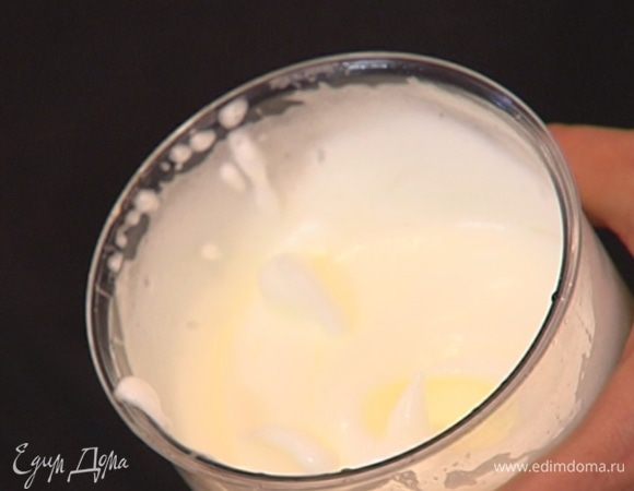 Выключить миксер, всыпать сахарную пудру и еще немного взбить.