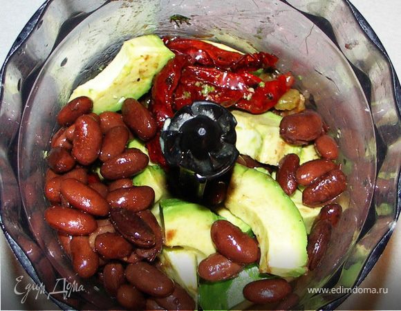 Авокадо порезать.Сложить в блендер с фасолью,помидорками и соком.