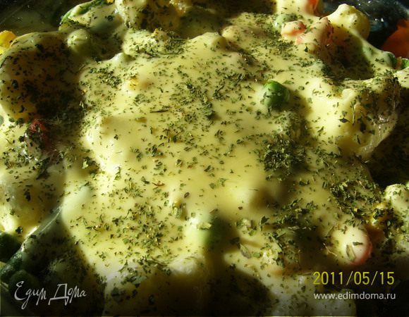 Плавленный сыр смешать со сметаной. После каждого слоя картофель-овощи поливаем сырным соусом. 