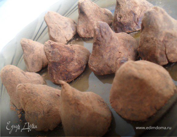 Шоколад растопить на водяной бане.Затем добавить к нему сметану, перемешать, оставить остужаться.Сливочное масло тоже растопить, смешать с кофе.Соединить обе массы, хорошо перемешать, охладить в холодильнике около 40 минут.Далее из охлажденной массы лепить шарики, потом обваливать их в какао, после придать шарикам форму купола.Готовые трюфели еще убрать в холодильник на 15 минут.