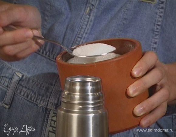 Добавить сахар и листья мяты.