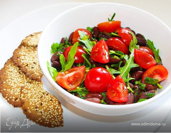 Зелень крупно порезать.Заправить маслом и соусом.Добавить тёплую фасоль.Перемешать.Добавить порезанные на 4 части помидорки.Приятного аппетита:))