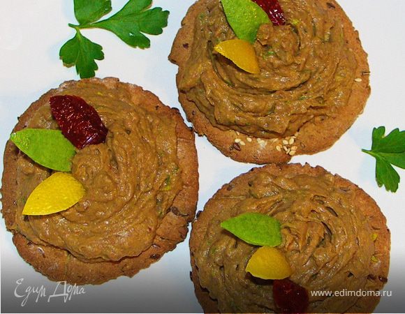 Если вы не поститесь и хотите посытнее накормить любимых,можно добавить в паштет кусочек(отварной или тушёный) индейки,курочки или говядины.