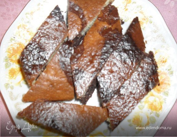 Корочка получилась блестящая красивая,поэтому совсем не надо ещё что-то добавлять.Остудить,разрезать и приготовить зелёный чай или цикорий.