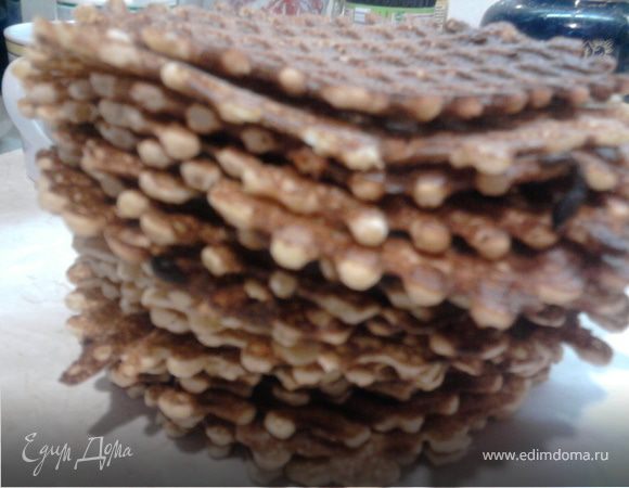 Благодаря конфетам Вениамина, мне захотелось сделать конфеты из вафель, но решила "одомашнить" их полностью, т.е. испечь домашние вафли. Для вафель яйцо взбить с сахаром, добавить растопленное сливочное масло, затем попеременно молоко и муку. Тесту дать немного постоять перед выпечкой. Выпекать в вафельнице. Я, в надежде на то, что вафли получатся похожими на магазинные, использовала кукурузную муку, но с пшеничной они получаются более хрустящими (это я поняла потом). Вафель получается довольно много.