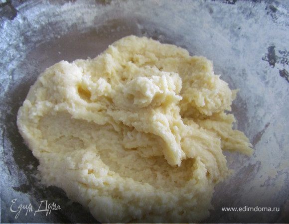 Яйцо растереть с сахаром и маслом, добавить кокосовую стружку и муку. Добавить гашеную соду. Замесить густое, липнущее тесто.