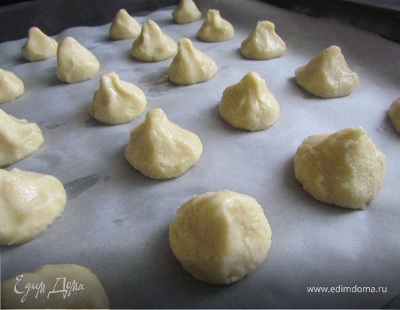 Сформировать мокрыми руками шарики. Я сделала пирамидки, они в процессе выпечки расплылись и превратились в круглые лепешки :))) выложить на расстоянии др от друга на пекарскую бумагу. Выпекать 15-20 минут при 180С.