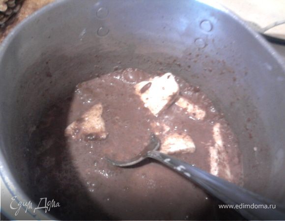 Для приготовления шоколадно-ореховой "Нутеллы" надо смешать все ингредиенты (кроме лимонного сока) и варить до полного загустения (у меня ушло около 20-25 мин.)