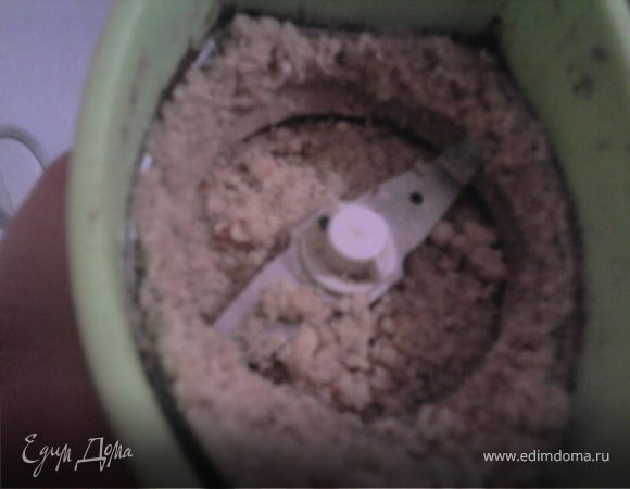 Орехи (у меня фундук) я смолола в кофемолке (немного оставить целыми и отложить).