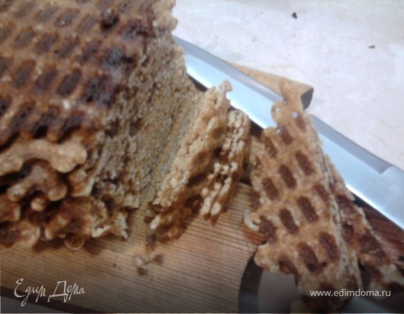 Вафли уложить ровненькой стопочкой и подравнять края.