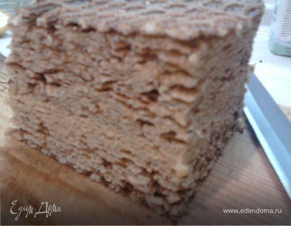 Когда получится стопка с ровными краями, можно начинать намазывать вафли по 6 штук в стопке.