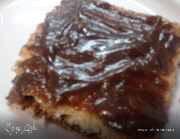 Первую вафлю намазать шоколадно-ореховой пастой...