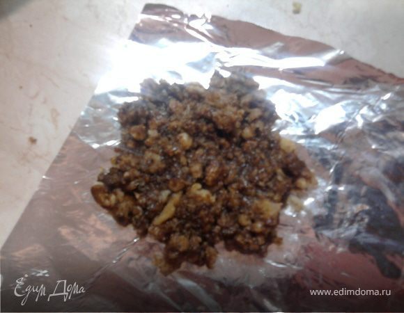 Обрезки вафель измельчить руками и добавить шоколадно-ореховую пасту (у меня ушло где-то 4 ст.ложки), и так как паста оооочень сладкая, то я добавила 2 ст.л. лимонного сока. Дальше на фольгу выкладываем примерно 1 ст.ложку этой смеси и разравниваем. Мой муж вошел на кухню как раз в тот момент, когда я фотографировала эту лепешку, и почти с ужасом спросил: "Ты этот "ліпеник" будешь выставлять?"...