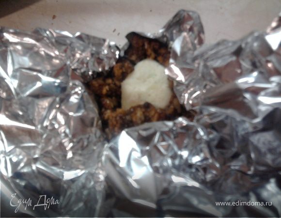 Затем берем немного кокосовой начинки, лепим шарик и вкладываем в него орех (помните, откладывали?). Кладем получившийся шарик на шоколадно-вафельную лепешку. При помощи фольги лепим шарик.