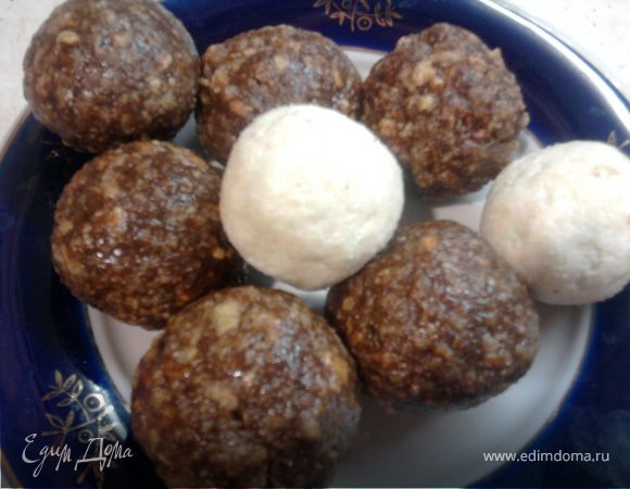 Можно сделать и наоборот, чтобы внутри был шоколадно-вафельный шарик, а сверху кокосовая оболочка. У меня получилось 8 круглых конфет по 60-70 гр.