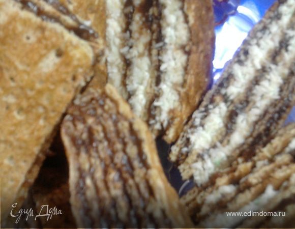 Достаем из холодильника слегка застывшие шоколадно-рафаэльно-вафельные стопочки и разрезаем из на конфеты. Я порезала на большие куски (7 шт.), а можно сделать много маленьких конфет. Конечно, желательно было бы обмакнуть их в растопленный шоколад или шоколадую глазурь, но был уже поздний вечер (да и семья не настаивала) и я оставила все как было.