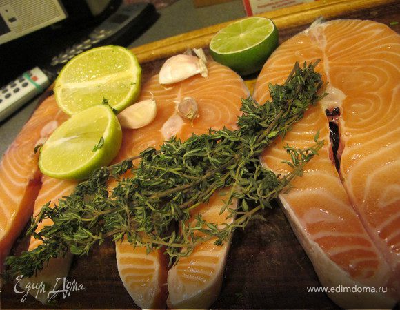 Семгу промыть и просушить. В ступке растереть чеснок, чабрец и соль. Разбавить маслом и соком лимона.