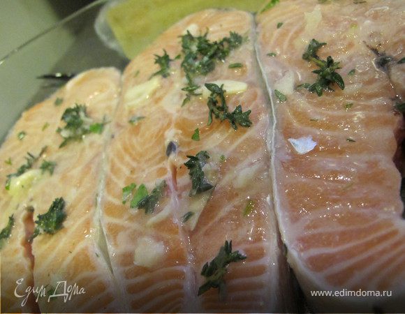 Натереть рыбу маринадом.