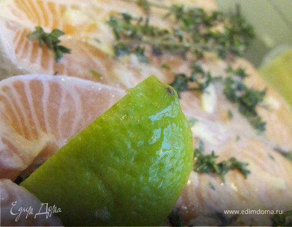 Жаропрочную форму смазать маслом, выложить рыбу. Сверху положить веточки чабреца и кусочки выжатого лайма, сбрызнуть оливковым маслом.