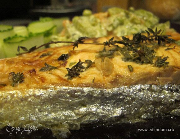 Запекать при температуре 200°C около 20 минут. Подавать с овощами и зеленью.