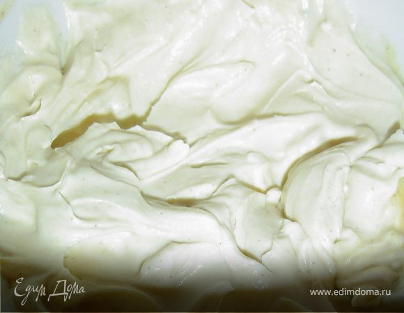 Творожный сыр соединяем с горчицей, перемешиваем. Картофель натираем на мелкой терке, рыбу нарезаем тонкими полосками.