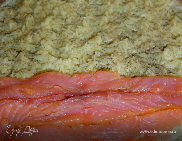 На край блина выкладываем несколько кусочков рыбы,