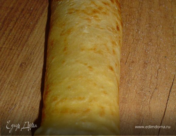 Сворачиваем рулетом и помещаем на 30-40 минут в холодильник.