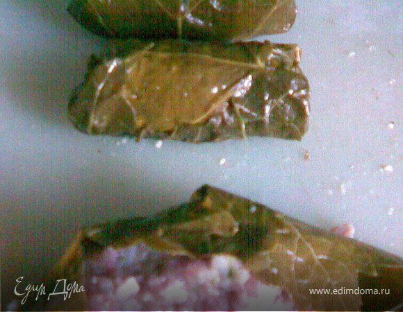 На середину листа выкладываем готовый фарш(придавая ему вытянутую форму)и заворачиваем,плотно укладывая в казанок или другую посуду.  