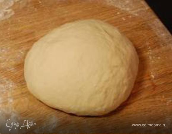 Ингредиенты для теста соединим,добавить сыра натертого на тёрке(но я попробовала заменить плавленным,тоже вкусно((но его надо чуть больше или муки добавить))
Тесто выложить в глубокую форму для выпечки,сделать бортик по выше.На дно теста выложить нарезанную зелень и маслины.