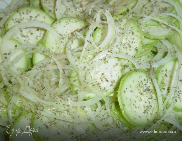 Лук нарезаем кольцами и добавляем к кабачкам, кладем специи, солим и аккуратно перемешиваем.