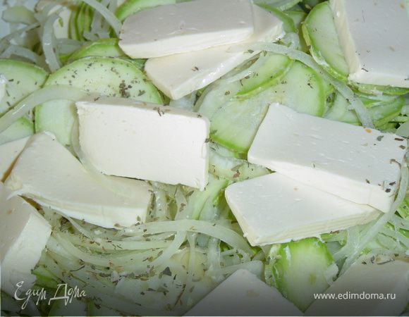 К луково-кабачковой смеси добавляем плавленный сыр,растительное масло, аккуратно перемешиваем и ставим на медленный огонь, постоянно перемешивая, до тех пор,пока сыр полностью расплавится.