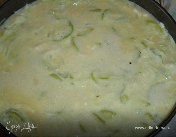 Готовим форму, смазав ее маслом.Взбиваем яйца и соединяем их с остальной массой, перемешиваем и выкладываем в форму.