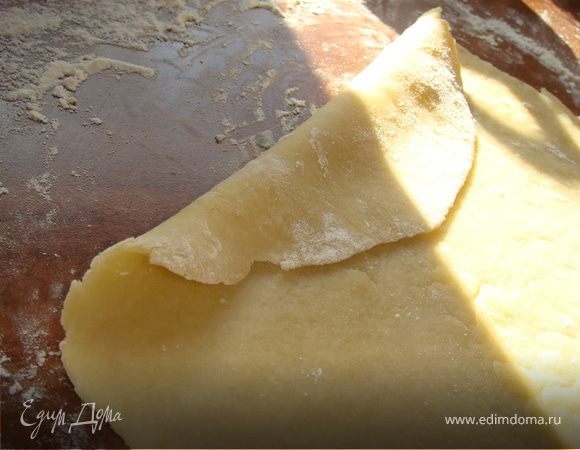 Раскатываем тесто до толщины 0,5 см. 
