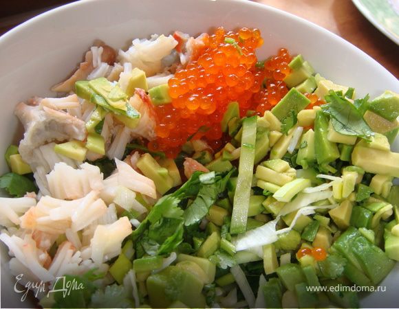 Огурец нарезать соломкой, авокадо, кинзу, мяту и лук-порей нарезать мелко, мясо краба разобрать с помощью вилки. Заправить соевым соусом и кунжутным маслом и добавить икру.
