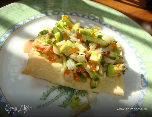 Теперь начнем собирать нашу закуску. На дно тарелки выкладываем лист теста, затем сверху слой салата. 
