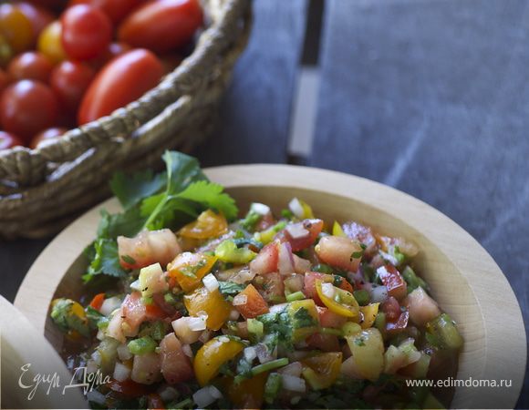 Смешайте все ингредиенты, кроме соли и перца, в большой миске. Добавить соль и перец  по своему вкусу. Подавать с чипсами из тартилы. 