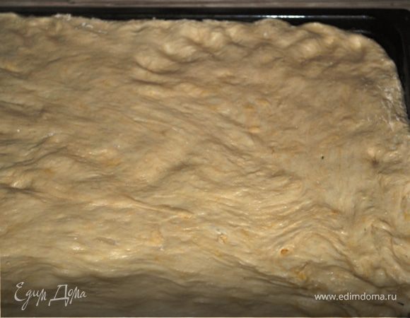 В миску просеять муку, добавить дрожжи, сахар, соль, сливочное масло, 2 яйца и молоко. Замесить мягкое тесто. Поставить на 30-40 минут подходить в теплое место.
Тем временем очистить картофель и отварить его в подсоленной воде. Слить воду, картофель размять толкушкой. Смешать его с натертым сыром.
Грудинку порезать мелкими кубиками, обжарить на сковороде.
Оставшееся яйцо смешать со сливками, тмином, солью и перцем.
Вмешать зелень.
Тесто раскатать на большом противне,