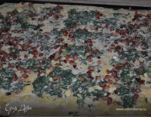  Посыпать грудинкой, сверху вылить яичную-сливочную массу.