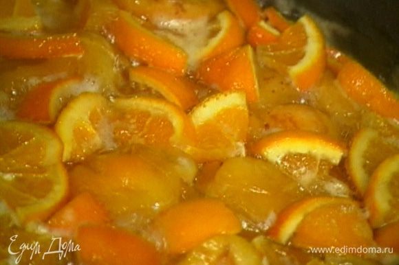 Абрикосово-апельсиновое варенье В другую емкость с абрикосами добавить нарезанные полукольцами вместе с кожурой апельсины и варить на медленном огне. Когда варенье начнет бурлить, а пены уже не будет, значит, оно готово.