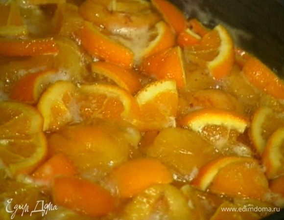 Абрикосово-апельсиновое варенье<br />
В другую емкость с абрикосами добавить нарезанные полукольцами вместе с кожурой апельсины и варить на медленном огне. Когда варенье начнет бурлить, а пены уже не будет, значит, оно готово.
