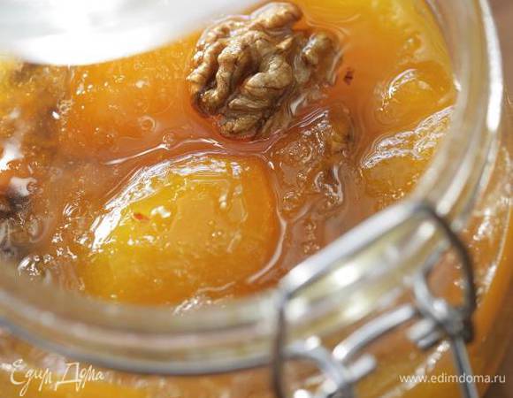 Абрикосовое варенье с грецкими орехами<br />
Последнюю часть сварить, как и первую. За 20 минут до готовности добавить грецкие орехи, перемешать, снять с огня.